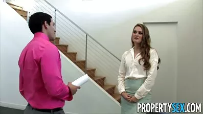 Plavuša maca je preplavljena spermom nakon jebenog u svim pozama. erotski xxx filmovi