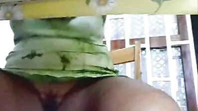 Aleksis Cristal odmor provodi cuckold filmovi na penisu.