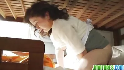 Talijanka daje poro filmovi dupe barmenu.