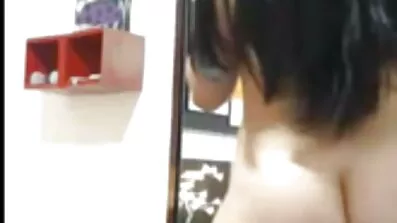 Leela ljubav prima spermu na vrući pornići lice.