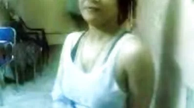 Tajnik zadovoljava besplatna jebacina šefa.