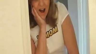 Žene se igraju zajedno poporno filmovi s pijetlom.