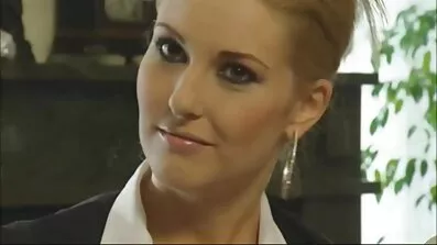 Djevojka uspijeva izdati muža svom pornic film prijatelju.