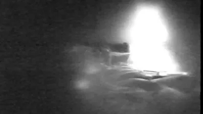 Plavuša guta swingeri film spermu crnke nakon što je udarila u šupak.