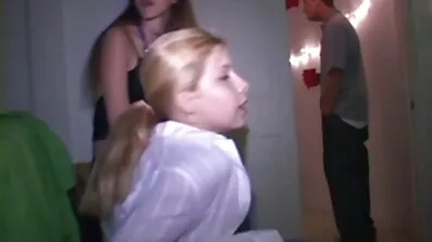 Plavuše medicinske sestre seksaju u sex free filmovi spavaćoj sobi.