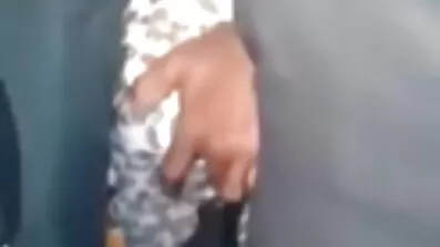 Ruskinja masturbira i pormofilmovi doživljava orgazam.