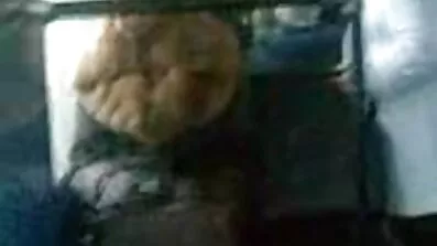 Chad bijela u besplatni potnici kupaonici ima damu s naočalama.