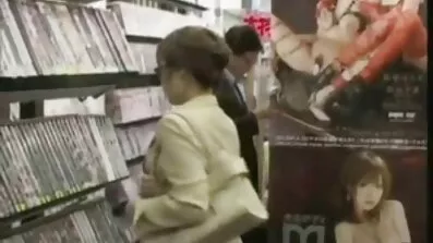 Charlie Feniks fasciniran je xxx sex filmovi velikim crnim penisom.