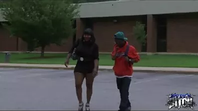 Vozač besplatno porno filmovi je jebao crvenokosu djevojku u autu.