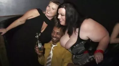 Djevojka u kratkim crvenim kratkim xxx filmovi sa prevodom hlačama dobiva jebeno.