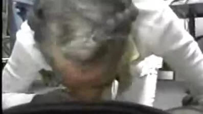 Češka Plavuša se proteže naj pornići na kurac. Seks s tetoviranim rockerom.