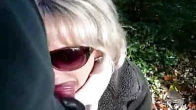 Vara momka besplatni porno filmovi za odrasle kroz analni seks u vrtu.