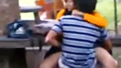 Turist pada s lijepim preplanulim muškarcem. besplatna jebacina