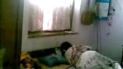 Crnac nije besplatna pornjava jebao djevojku u dupe ogromnim crnim penisom, bojeći se za nju.